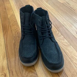 Men's 9.5 high top TOMS in grey wool.